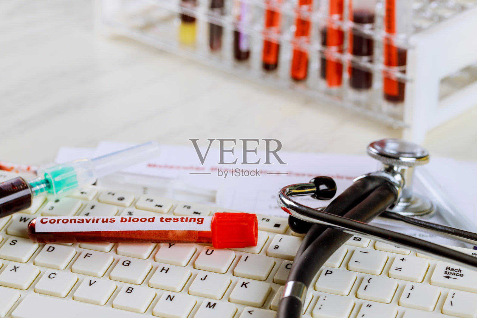 采集管中的血液样本和实验室报告照片摄影图片