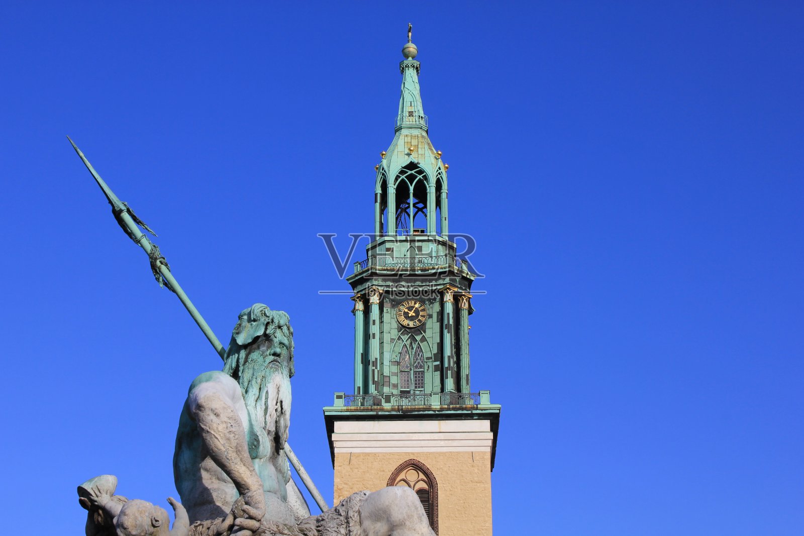 柏林著名的海王星喷泉(Neptunbrunnen, 1891)的雕塑碎片。照片摄影图片