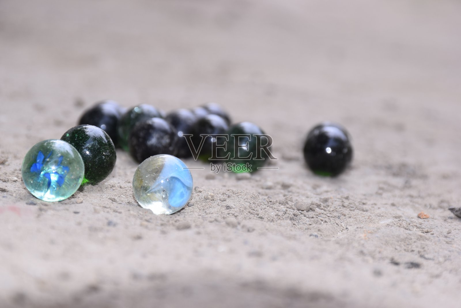 印度村庄儿童玩耍的彩色弹珠照片摄影图片