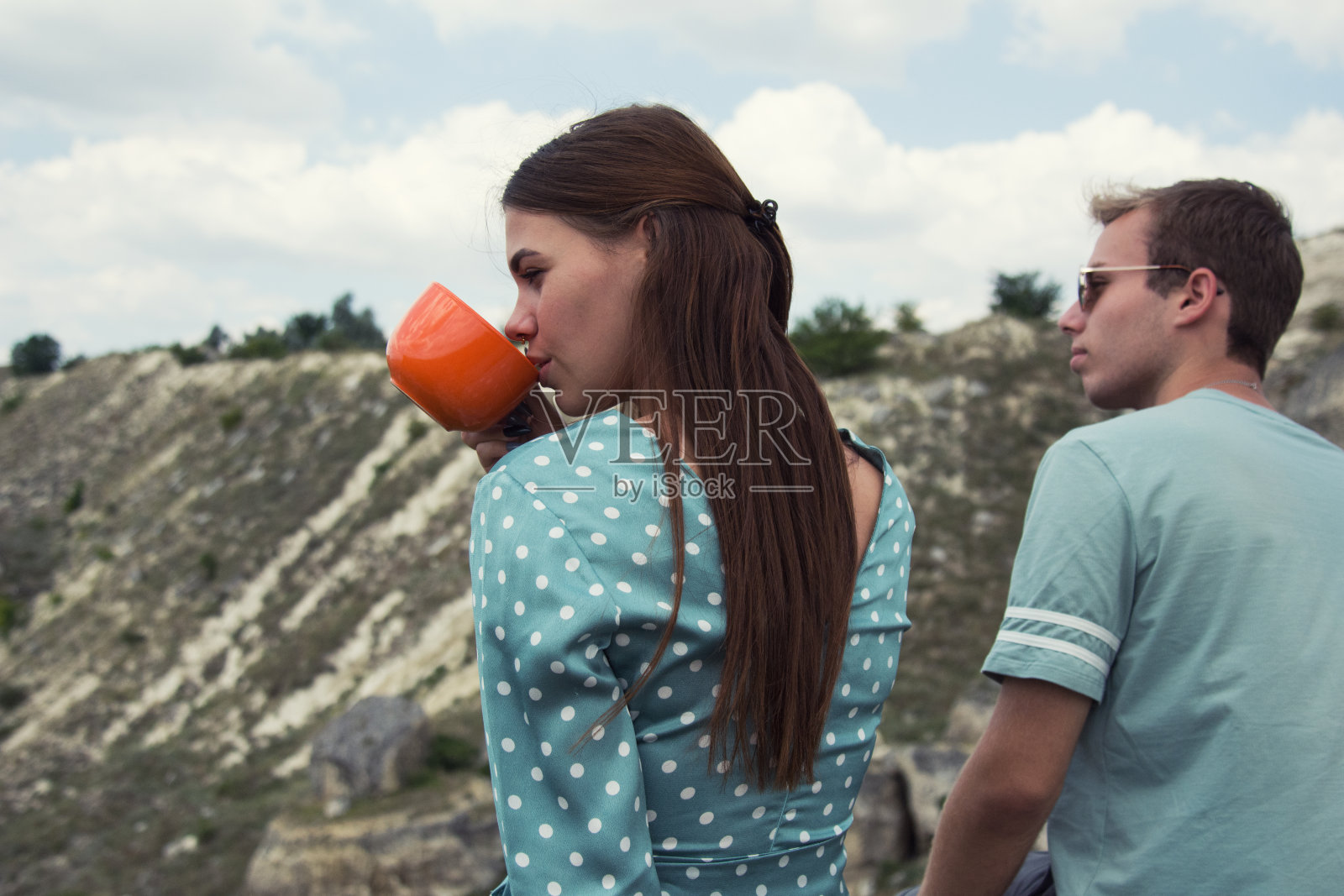 运动。一对迷人的年轻夫妇在海边。照片摄影图片