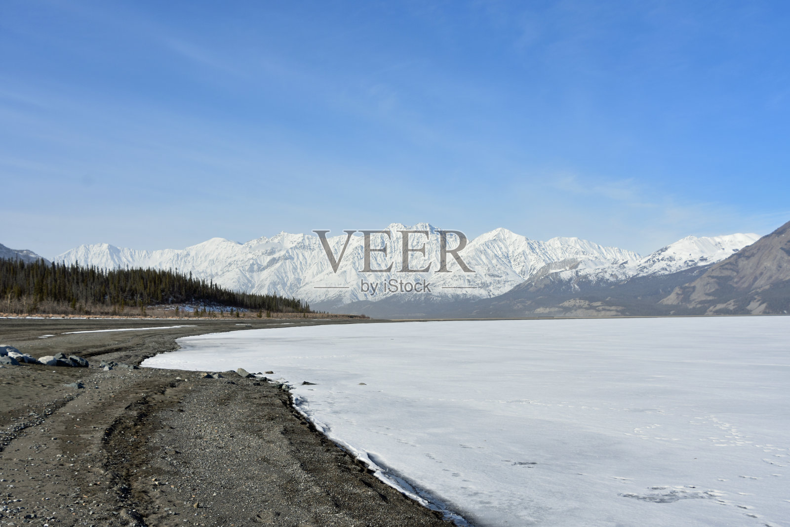 在阿拉斯加高速公路的育空领土部分的公路旅行照片摄影图片