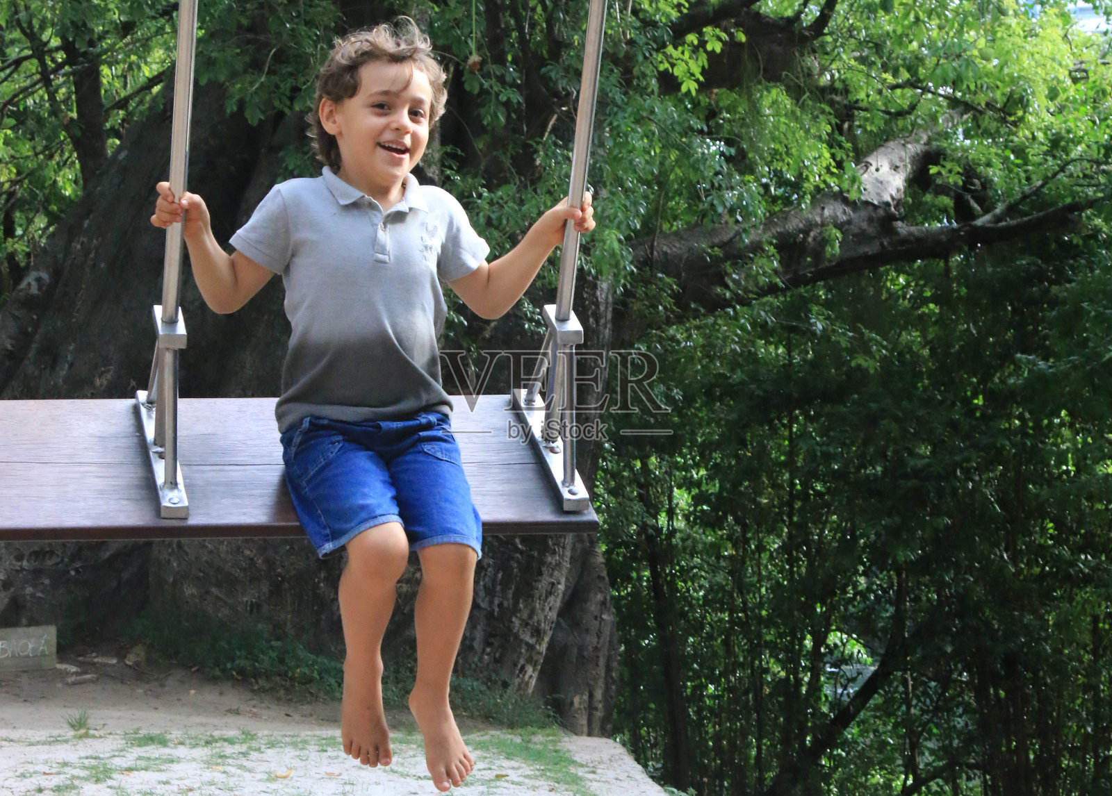 在户外公园里充满欢声笑语的一天照片摄影图片