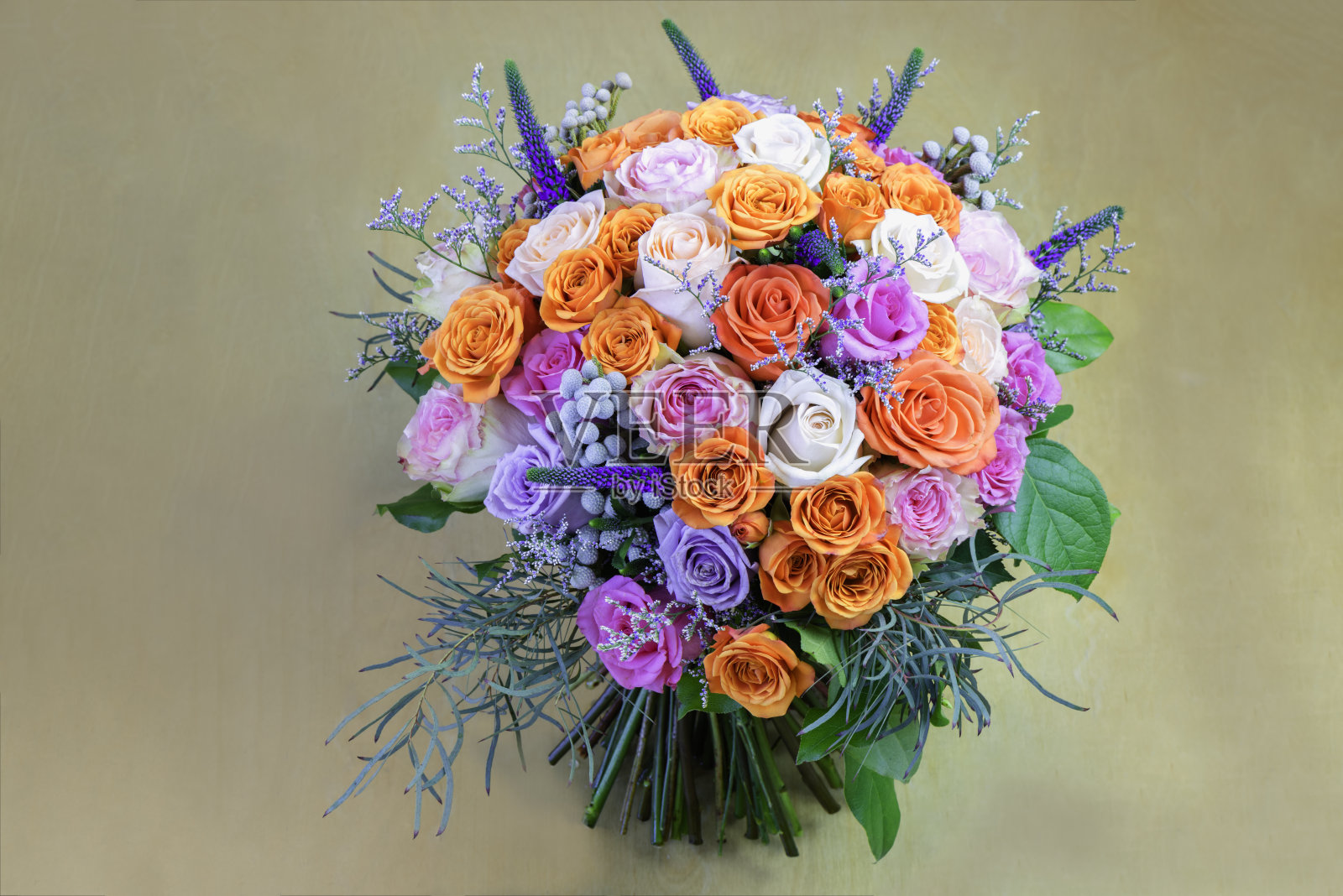 顶视图一束美丽的红色玫瑰与绿色的叶子照片摄影图片