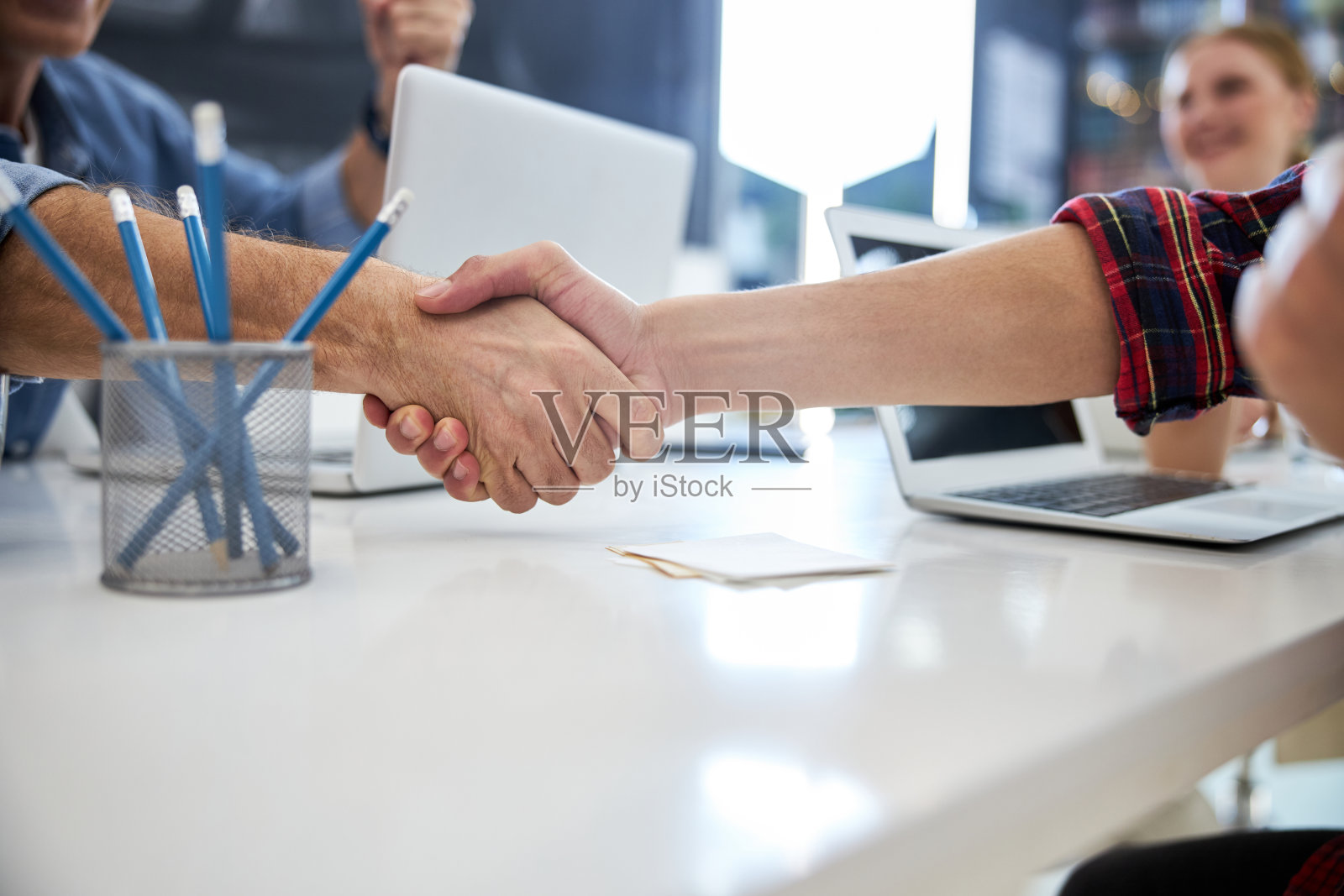 商务合作伙伴在办公室会议中握手照片摄影图片