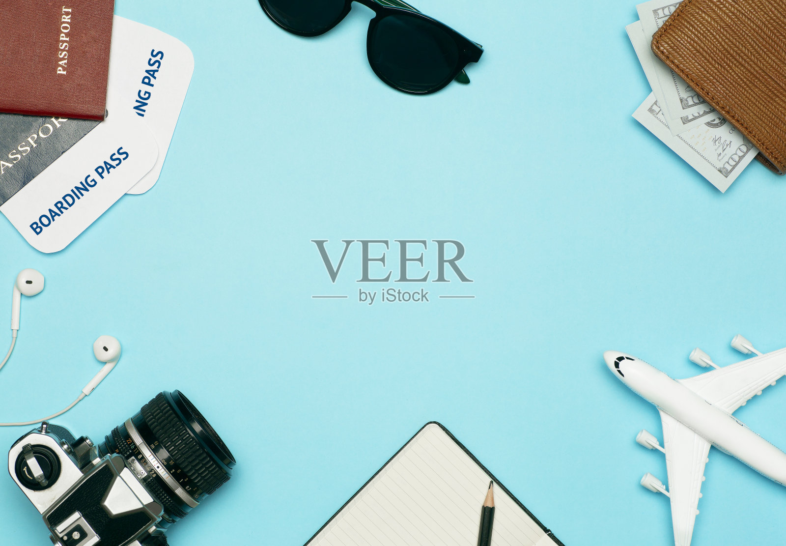 旅行背景：机票、护照、钱和太阳镜，彩色背景上的旅行物品，休息和度假概念照片摄影图片