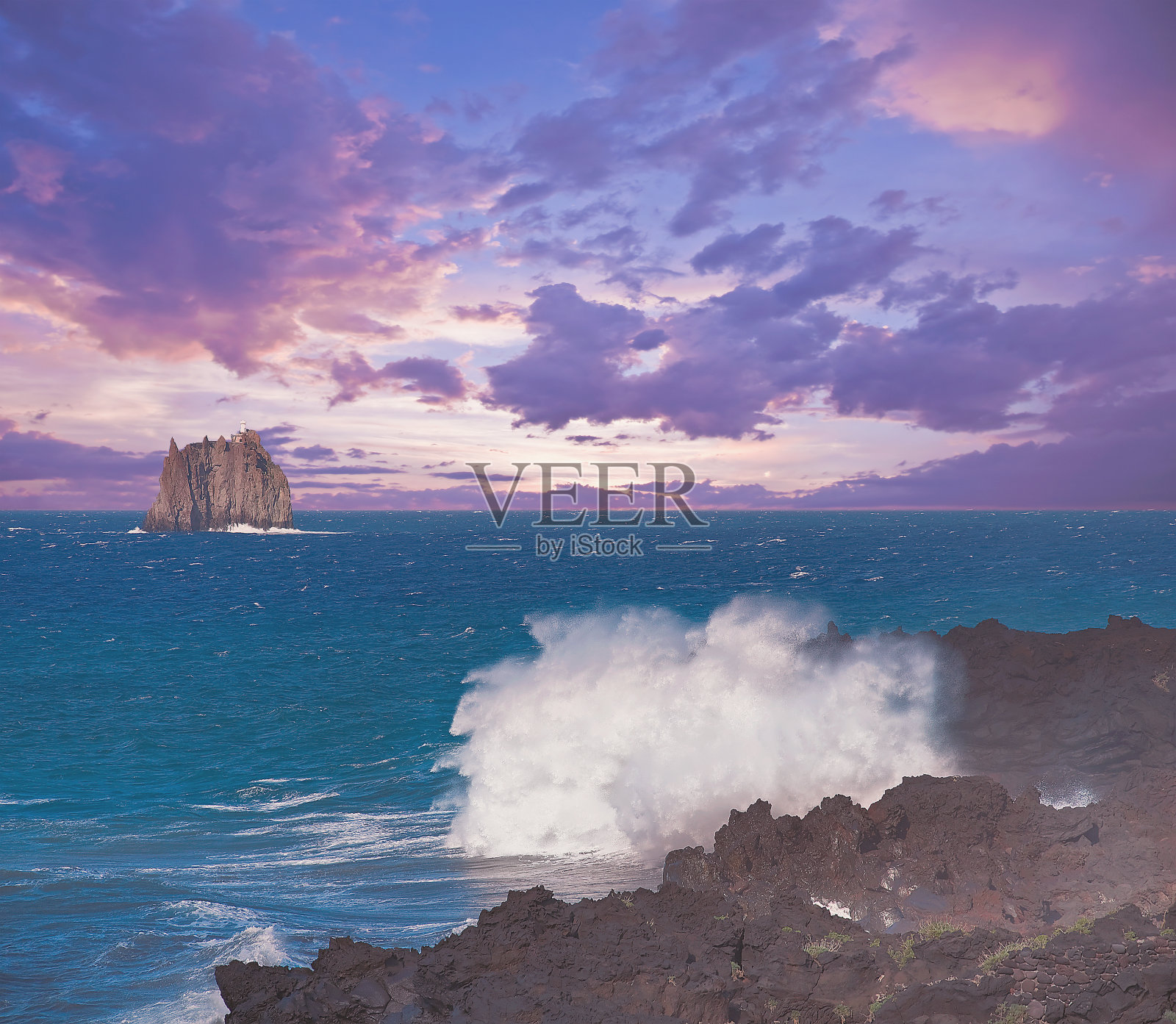 由火山峭壁形成的海浪。照片摄影图片