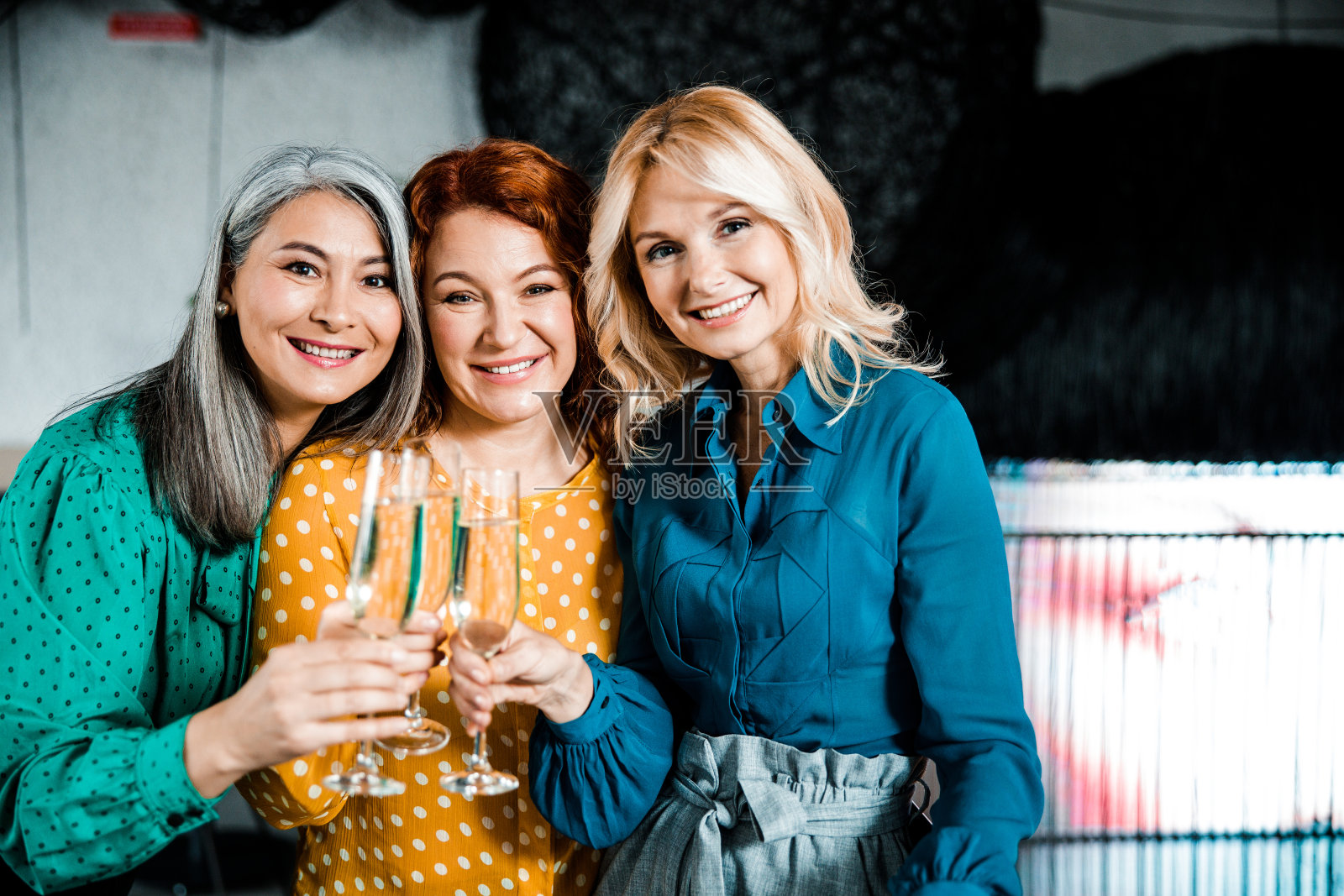 举杯香槟的微笑美女照片摄影图片