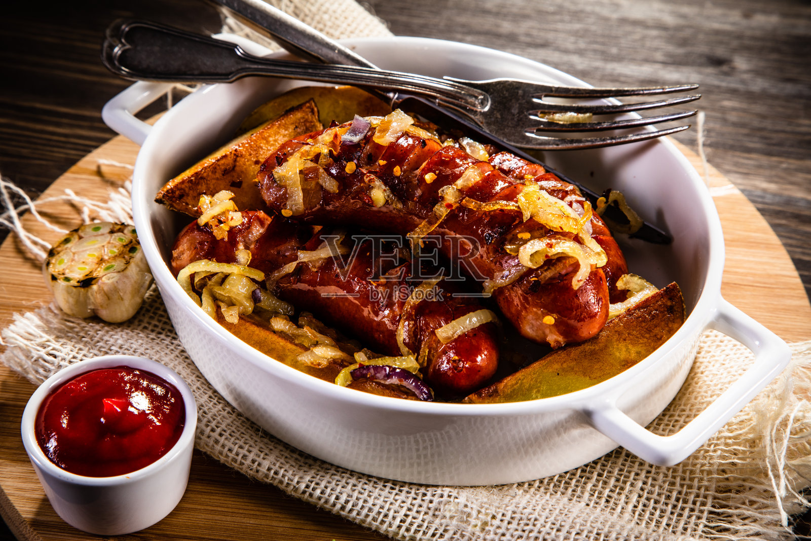 炸香肠和蔬菜照片摄影图片