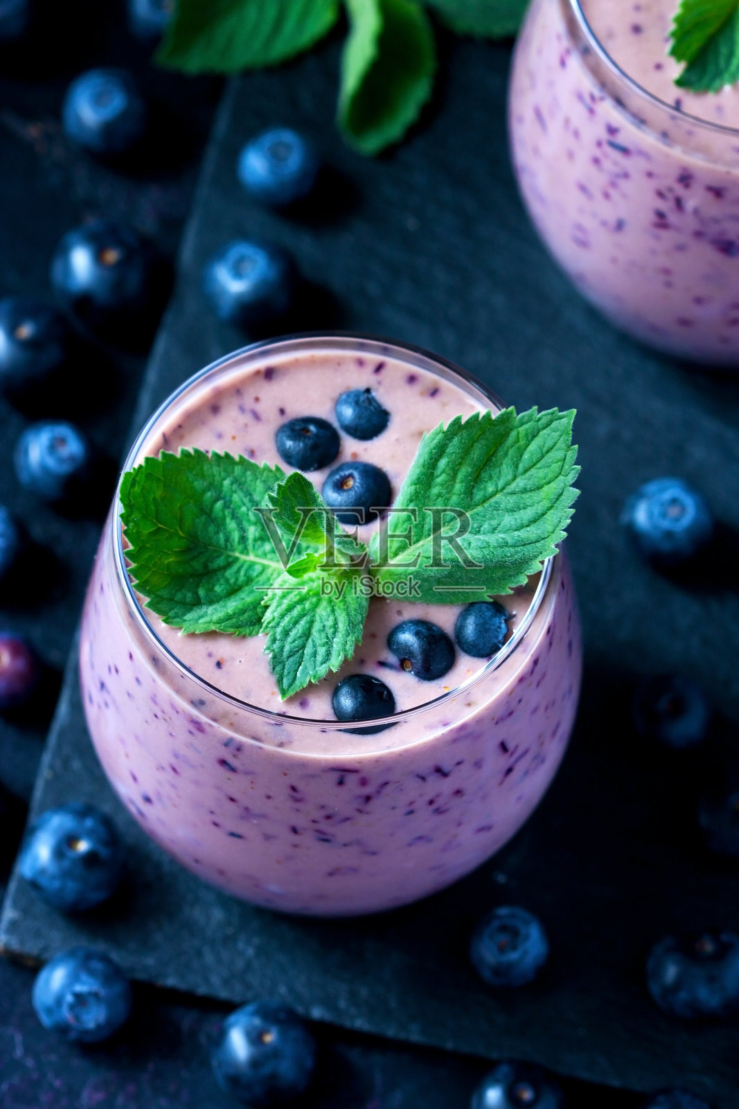 自制的鲜蓝莓冰沙照片摄影图片