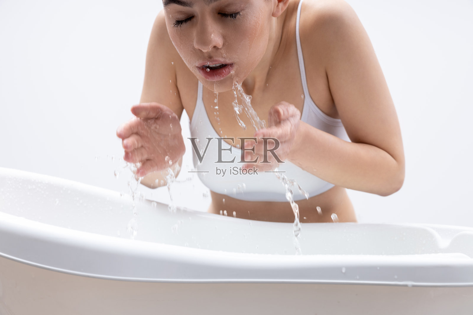 卫生过程中水滴落下的照片照片摄影图片