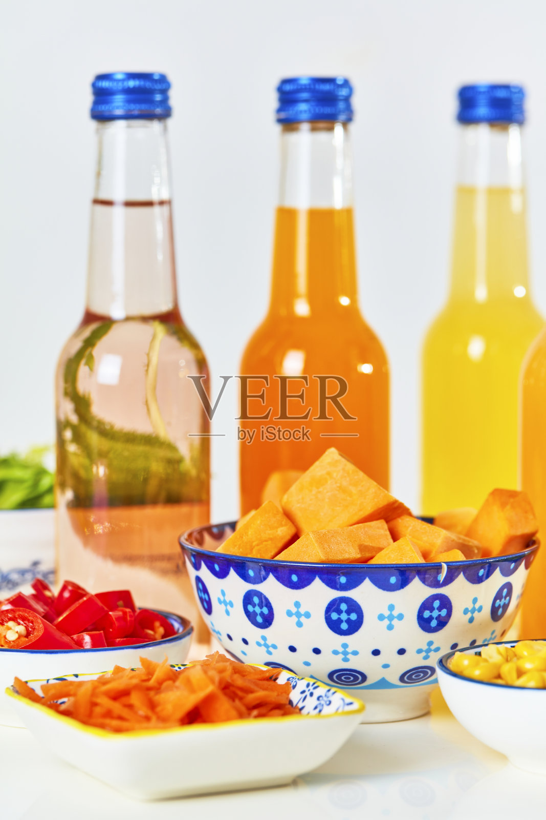 瓶冰沙与新鲜的时令有机蔬菜和水果照片摄影图片