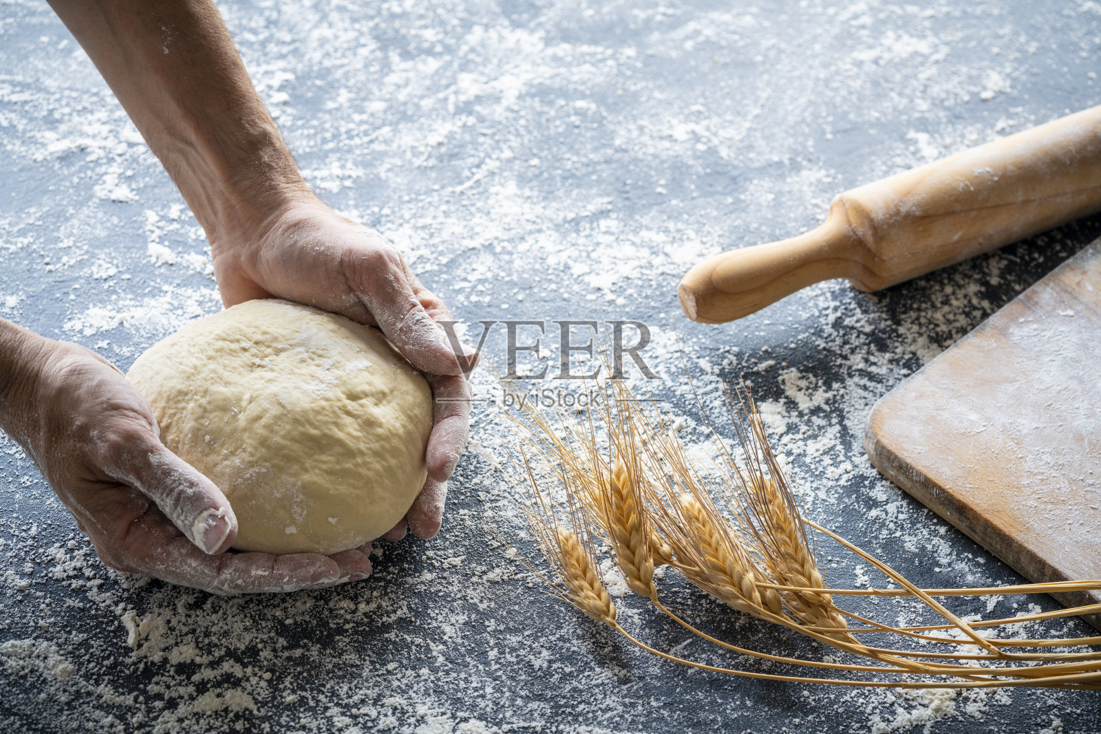 面包师用手做面包，揉面包照片摄影图片