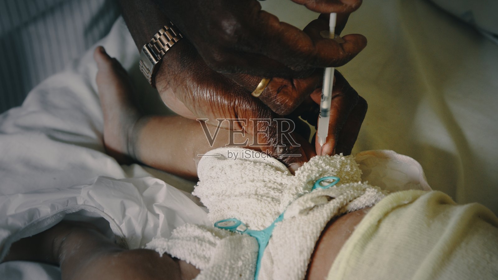 可爱的年轻太平洋黑人孩子在偏远的热带孤岛医院接受护士的医疗检查注射疫苗照片摄影图片