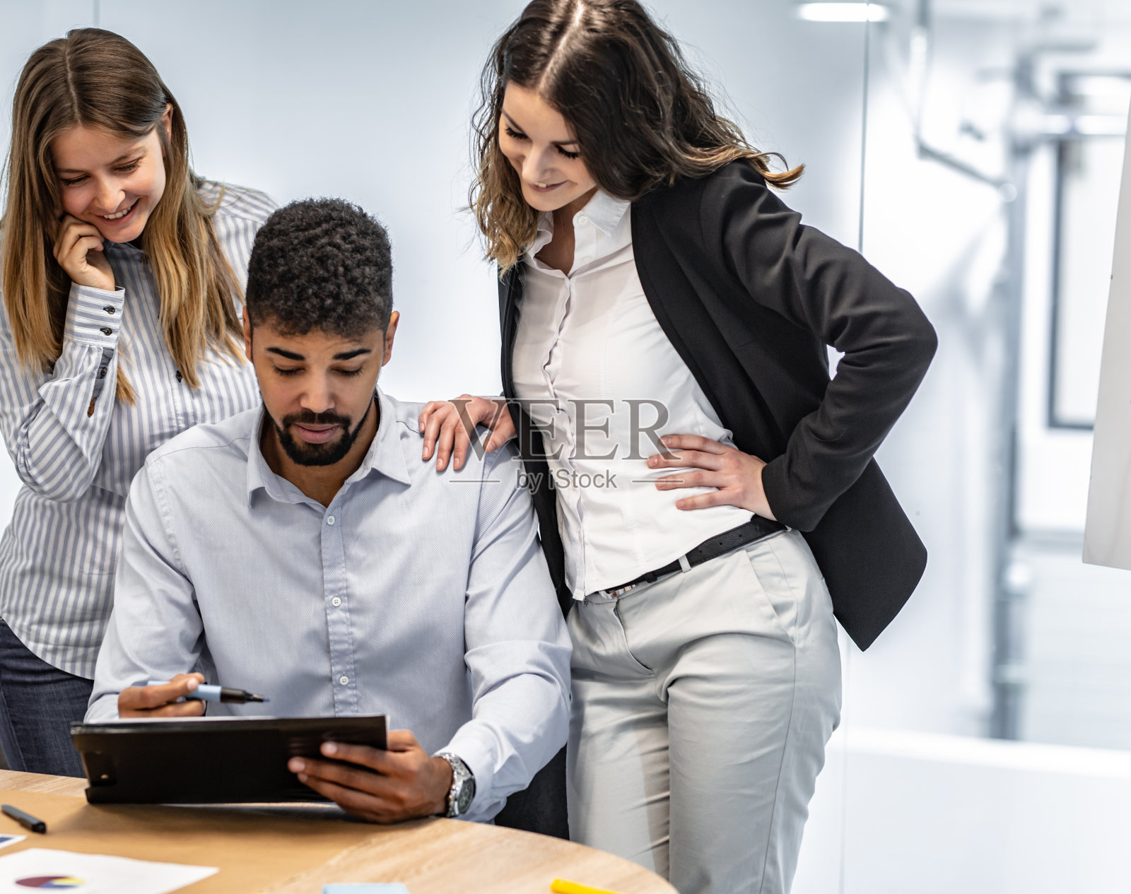 办公室里的人群照片摄影图片