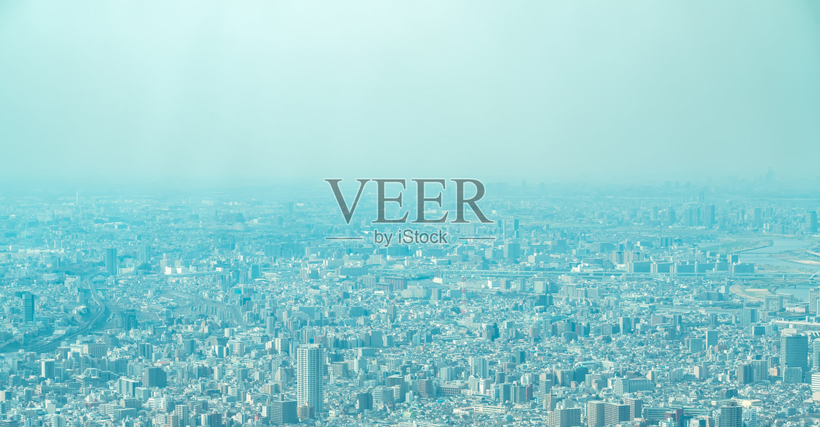 严重污染城市（东京）白天的灰尘，细颗粒物造成的恶劣天气照片摄影图片