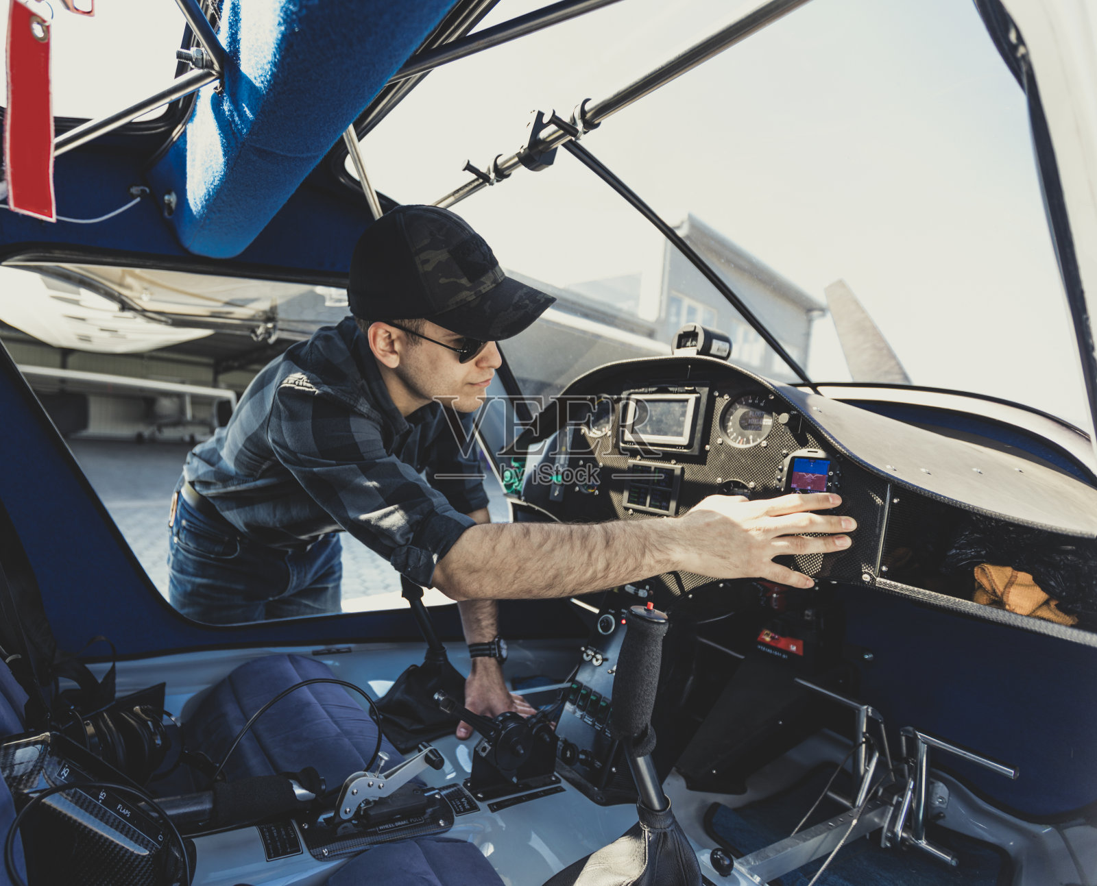 飞行员在起飞前检查飞机照片摄影图片