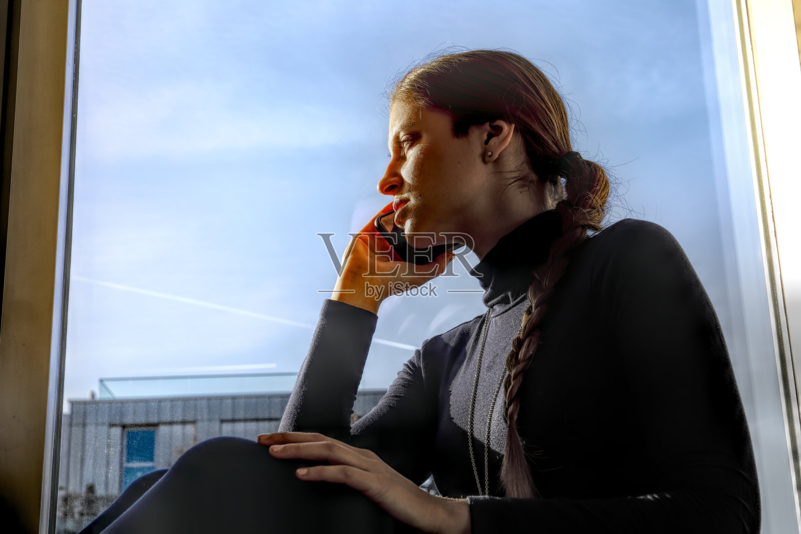 室内使用手机的俄罗斯模特（HDR）照片摄影图片