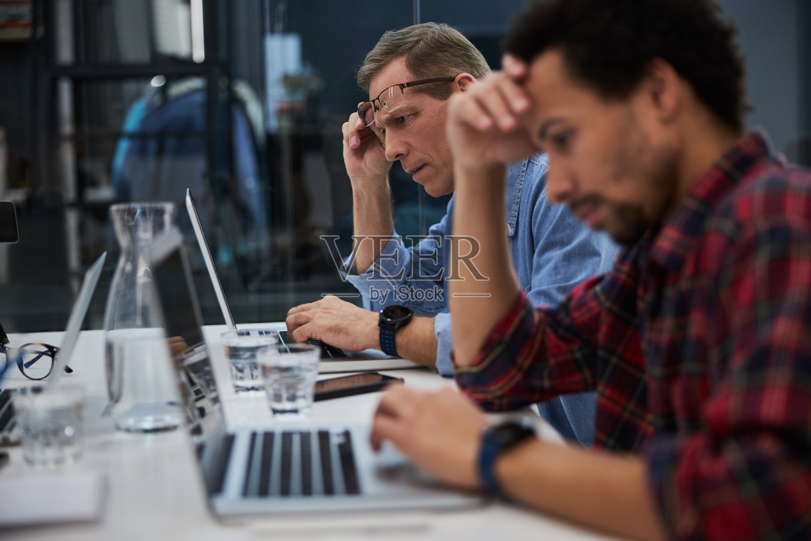 两个男人在办公室用笔记本工作照片摄影图片