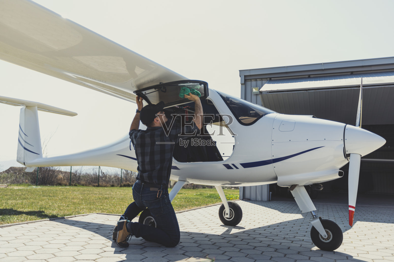 飞行员在起飞前检查飞机照片摄影图片