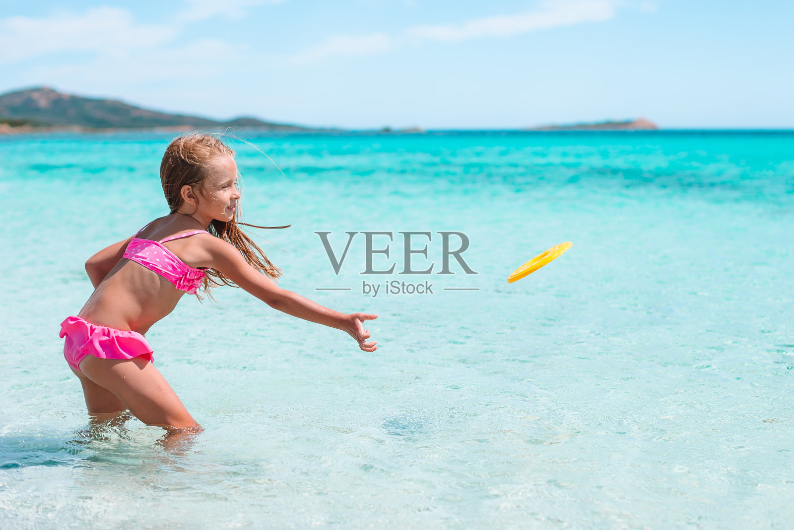 暑假在海滩上的可爱小女孩照片摄影图片