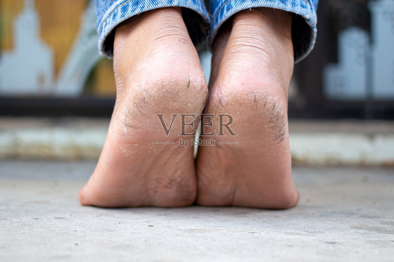 在水泥地上行走的女人的脚后跟照片摄影图片