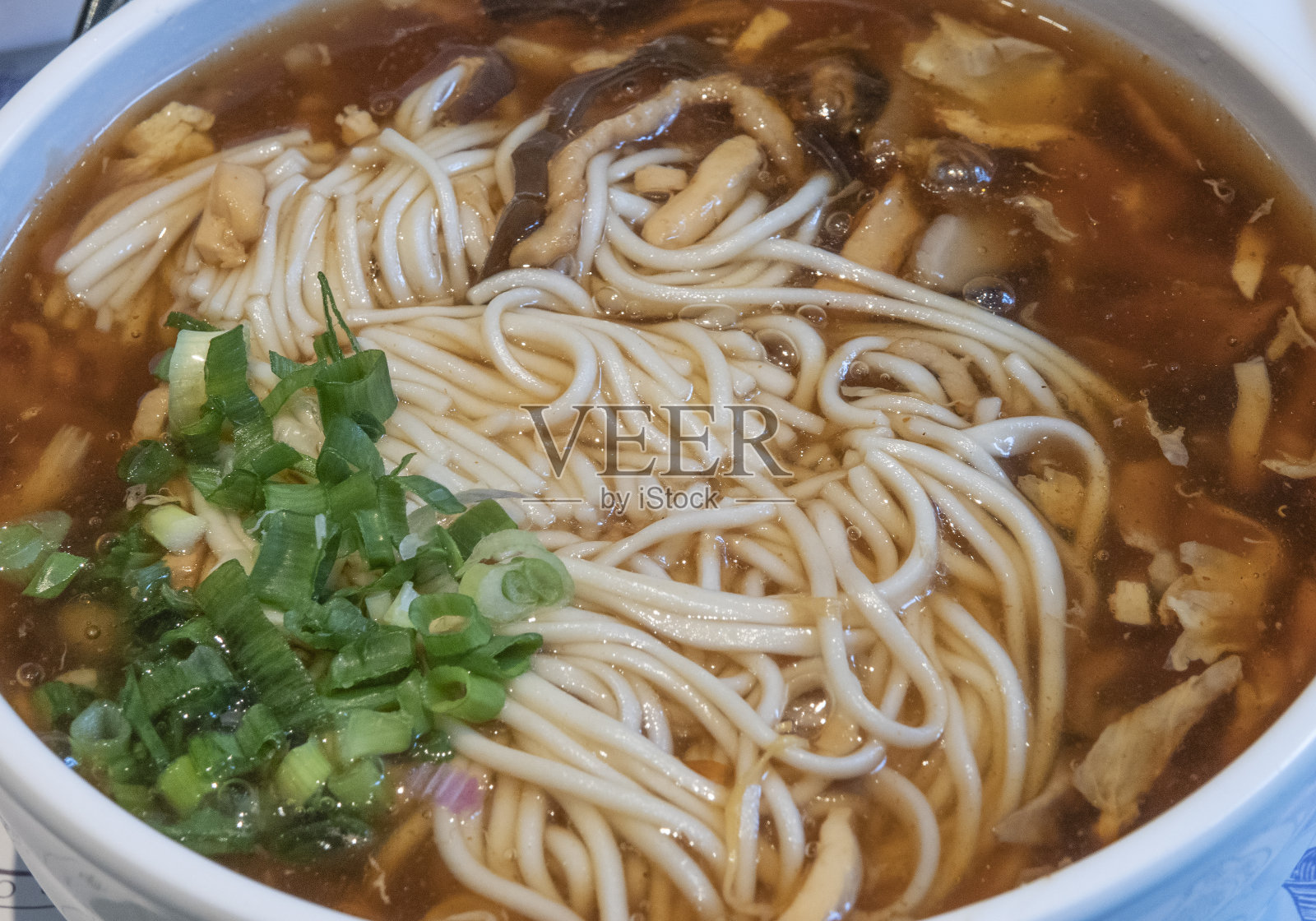 酸辣汤面条照片摄影图片