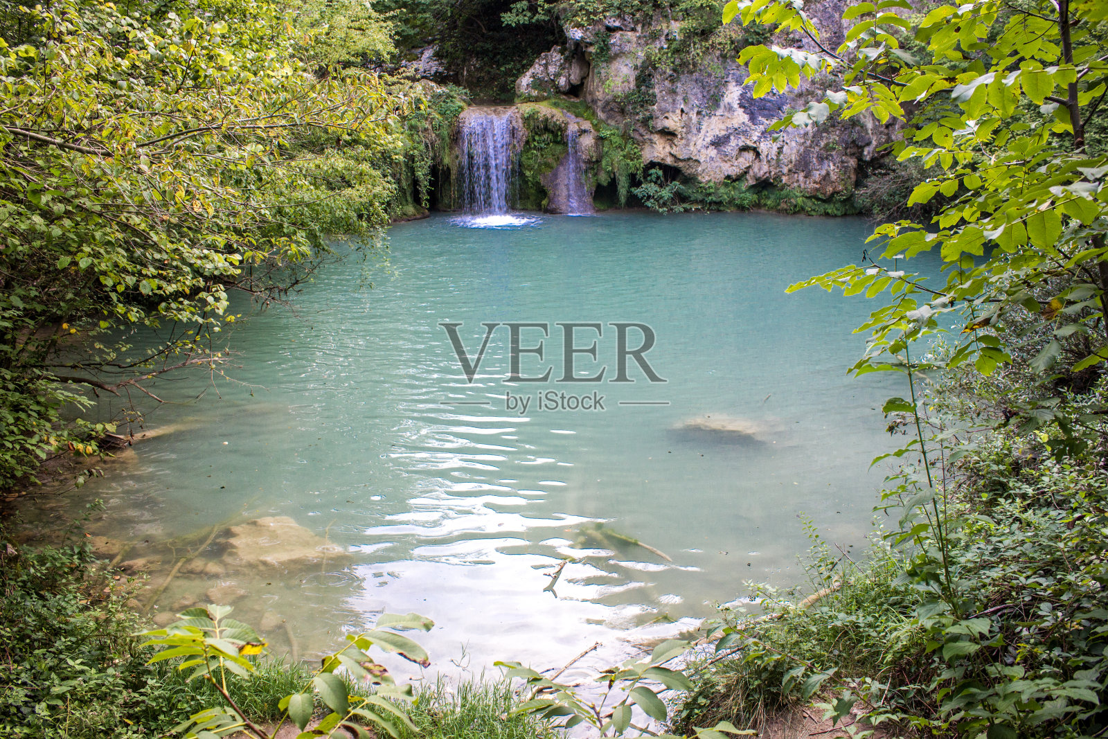 保加利亚韦利科塔尔诺沃省附近的Hotnitsa瀑布。春光明媚，绿意盎然。照片摄影图片