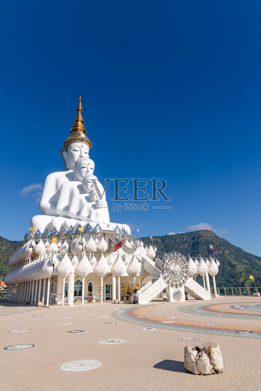 泰国白差汶省佛寺的佛像安装照片摄影图片