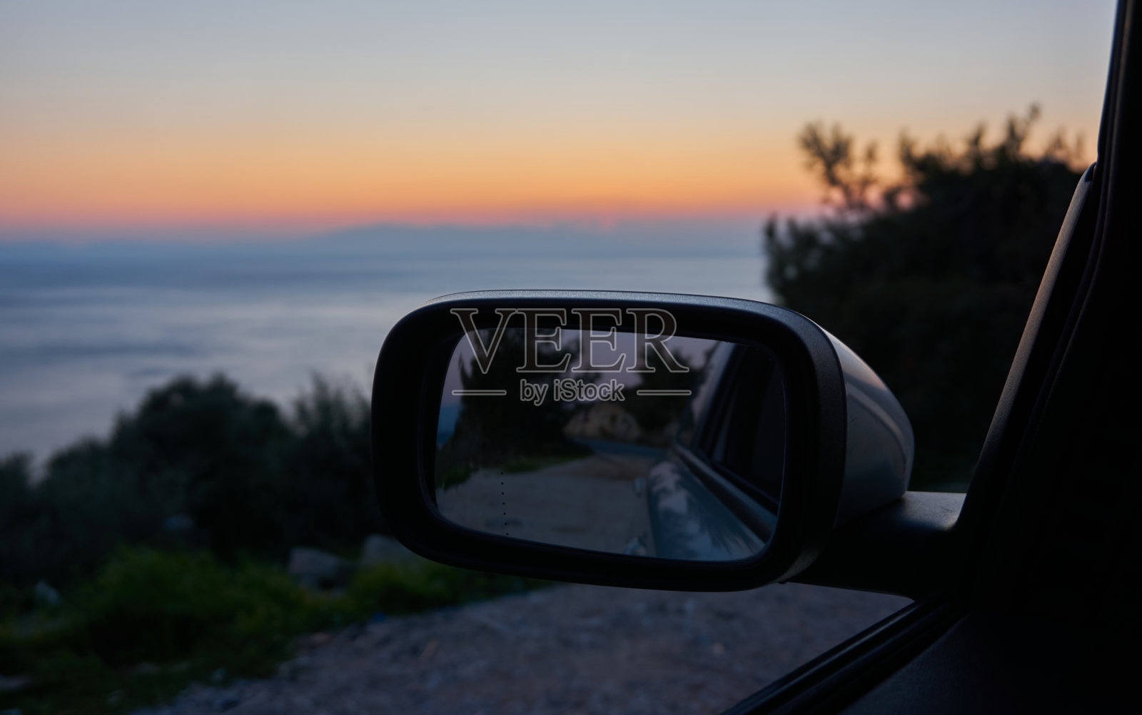日落时从车窗眺望大海的景色照片摄影图片