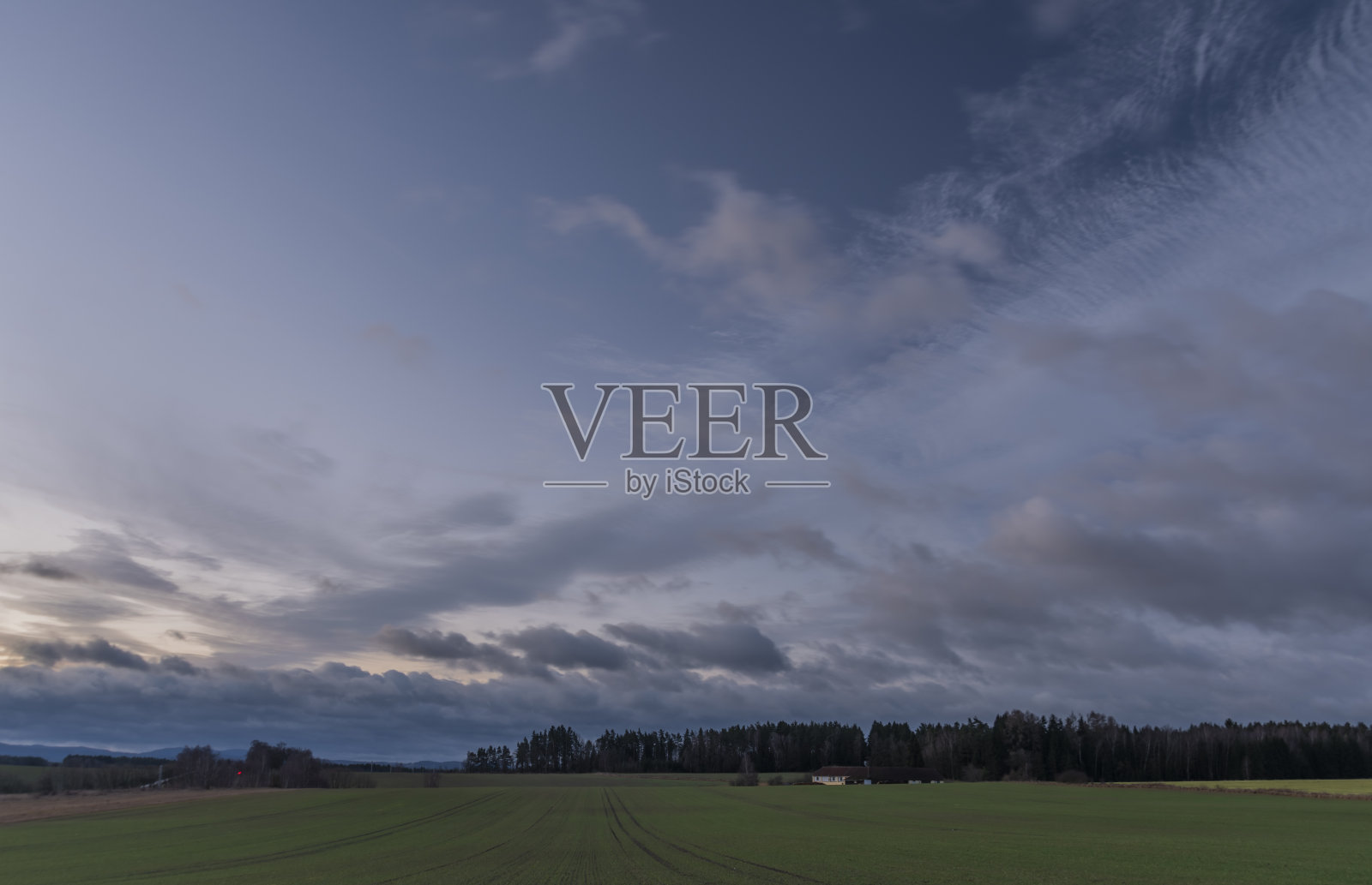 波西米亚南部维亨村附近的绿色田野上的彩色日出照片摄影图片