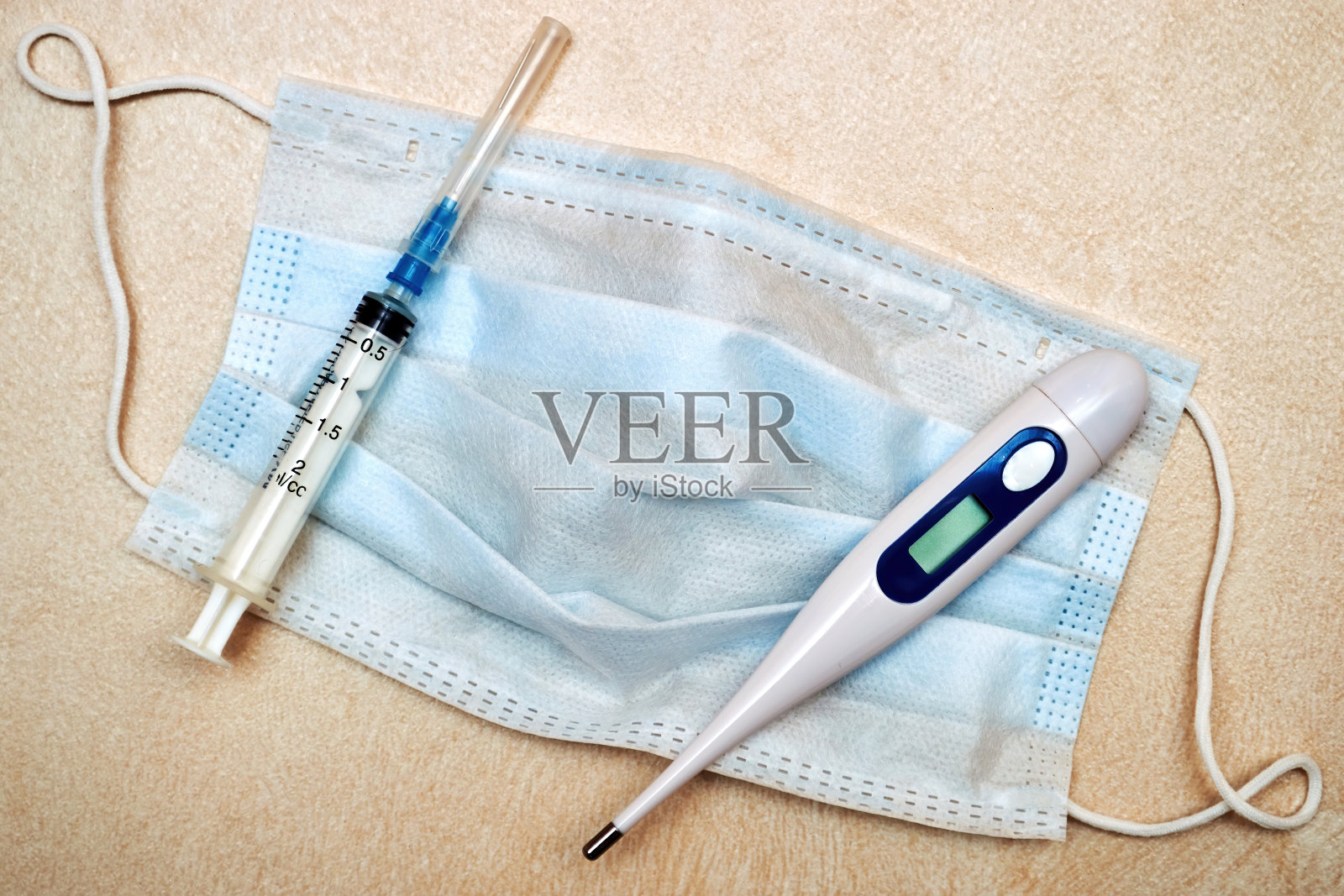 保护和预防病毒和疾病的手段。注射器，温度计，口罩，注射剂。全球流行。医院里的瓷砖桌子照片摄影图片