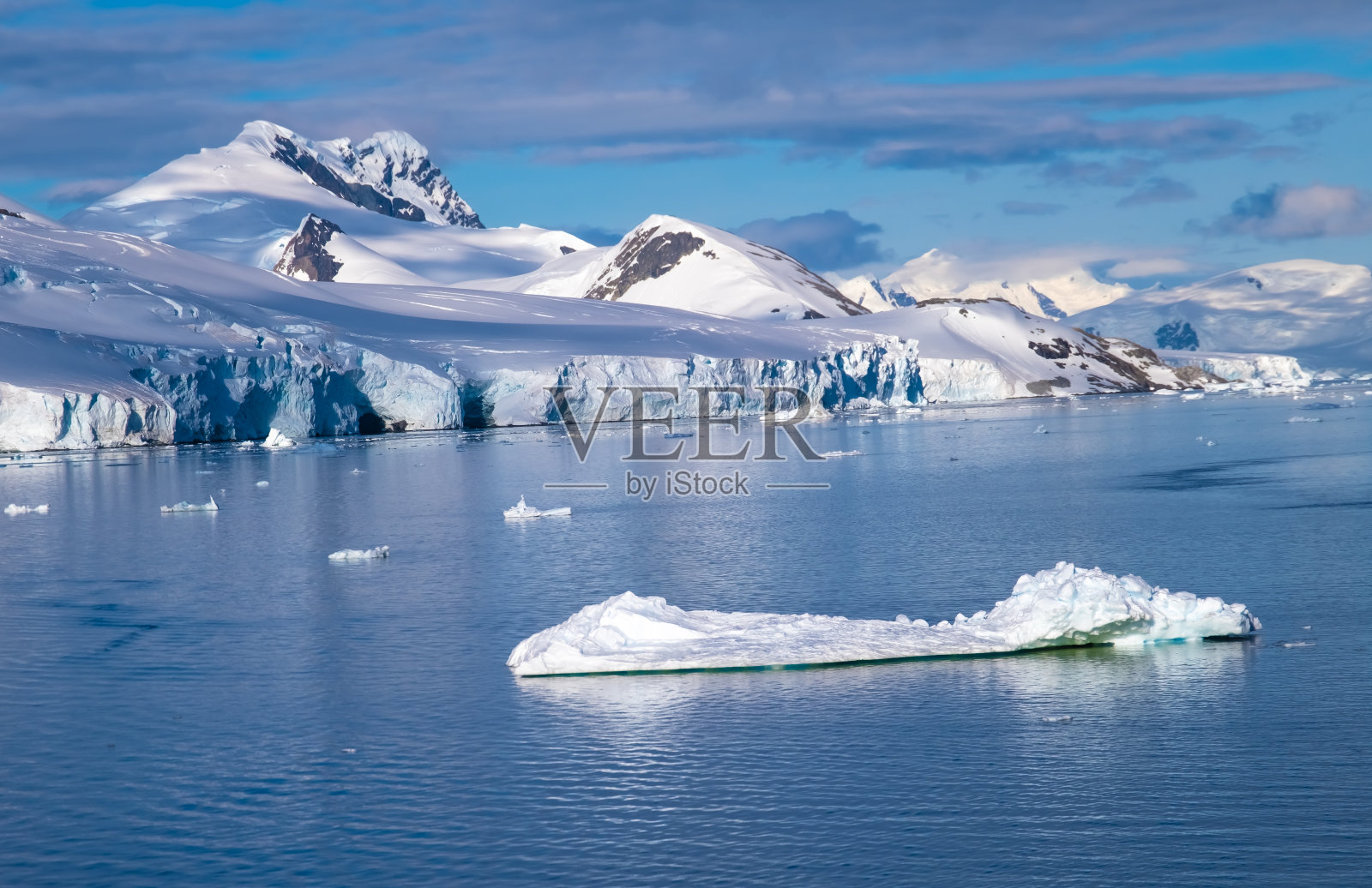 在南极洲壮丽的海岸景观中航行照片摄影图片