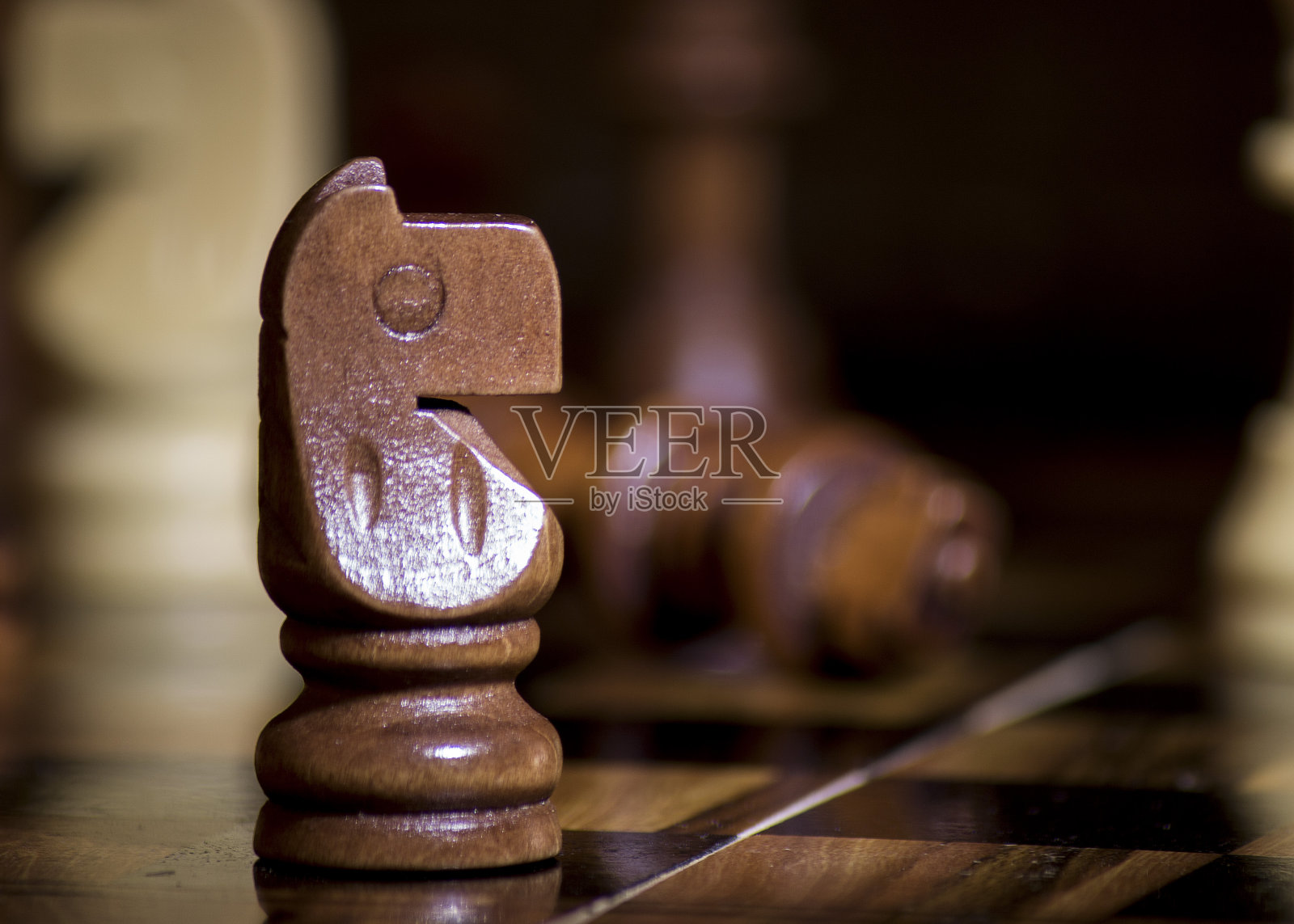 在棋盘上拍摄的象棋照片摄影图片