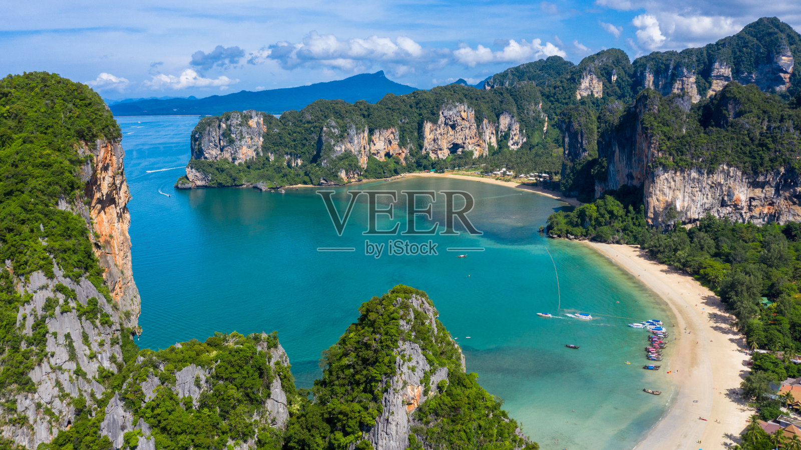 鸟瞰图拉伊东海滩美丽的海湾甲米省，热带海岸与天堂海滩，泰国。照片摄影图片