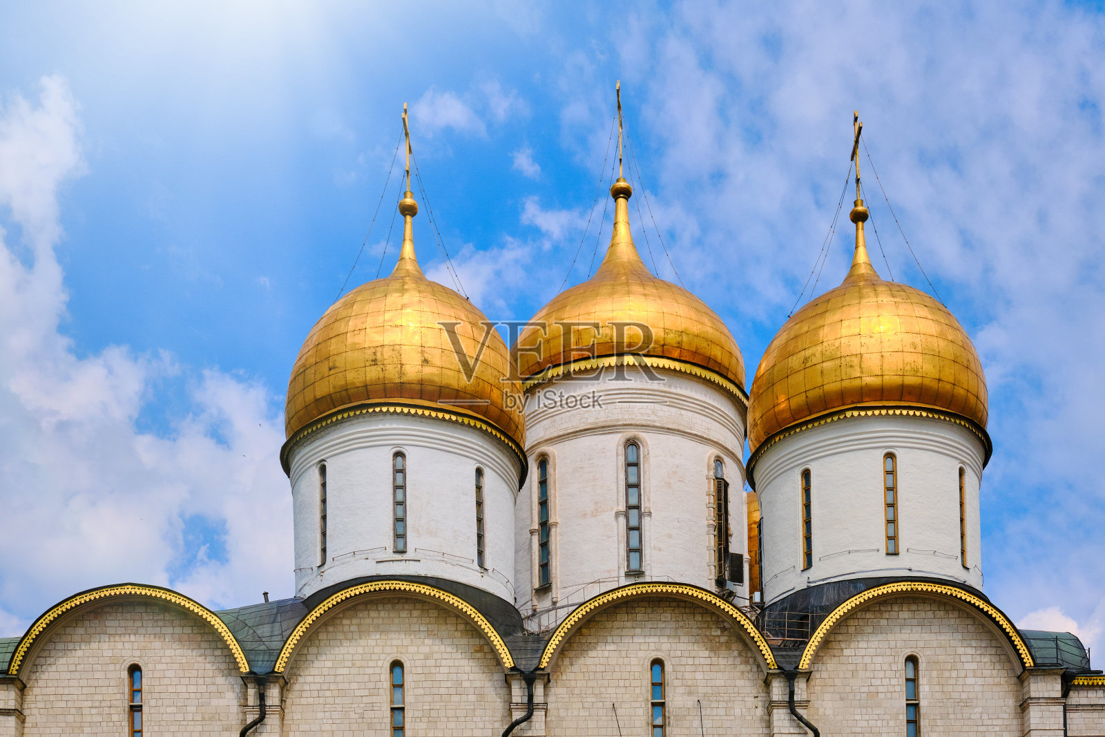 2019年6月，俄罗斯莫斯科，克里姆林宫，天空中的圣母升天大教堂照片摄影图片