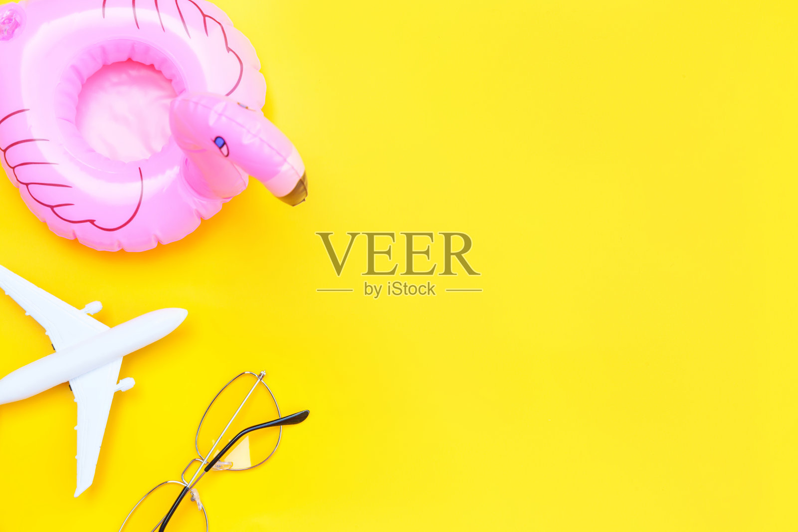 夏季海滩组合：太阳镜和充气火烈鸟照片摄影图片