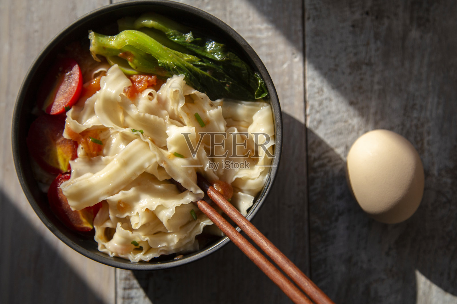 中国自制汤面，配番茄和蔬菜照片摄影图片