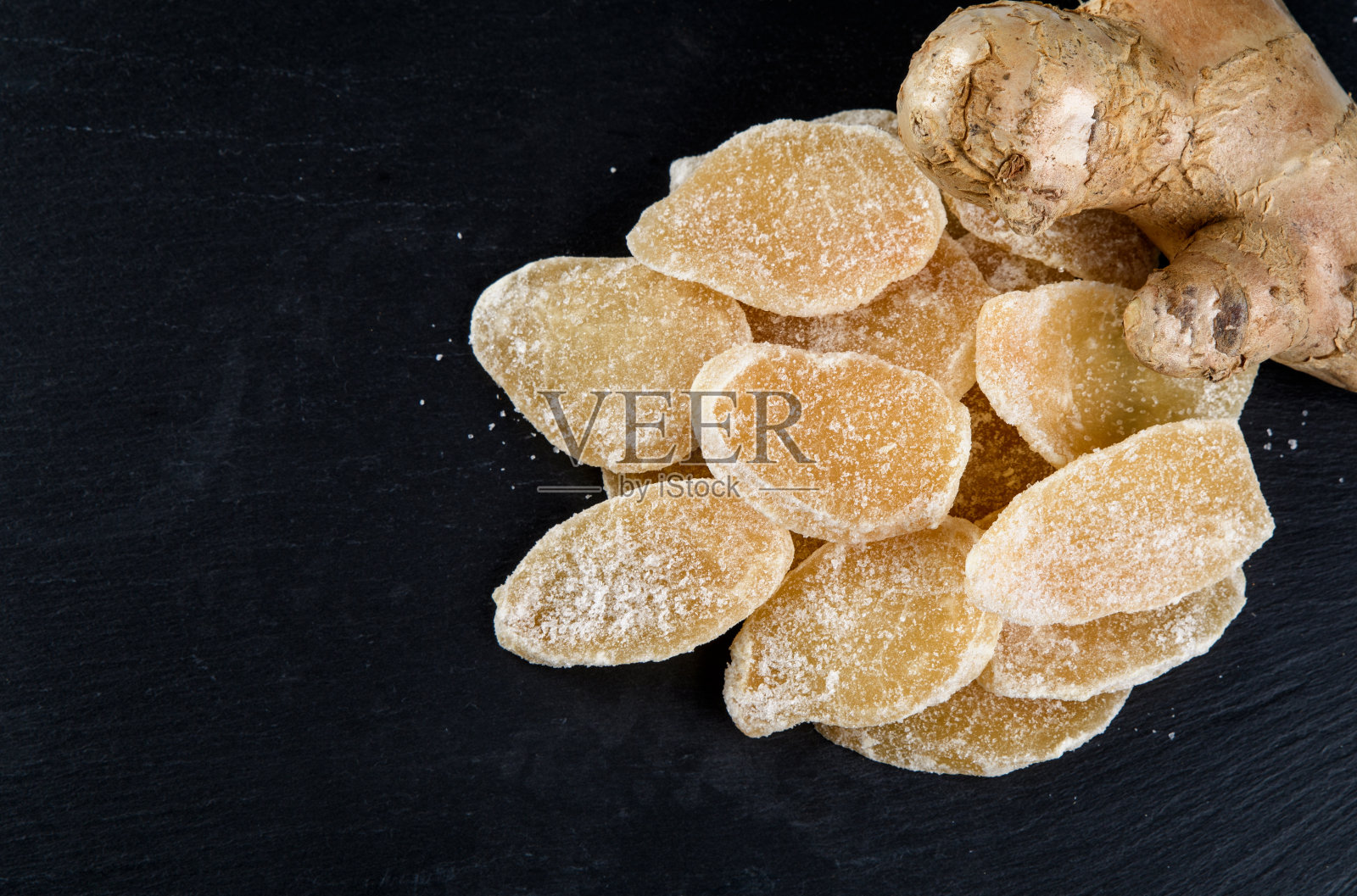 甜辣姜糖碗在黑色的背景。本空间照片摄影图片