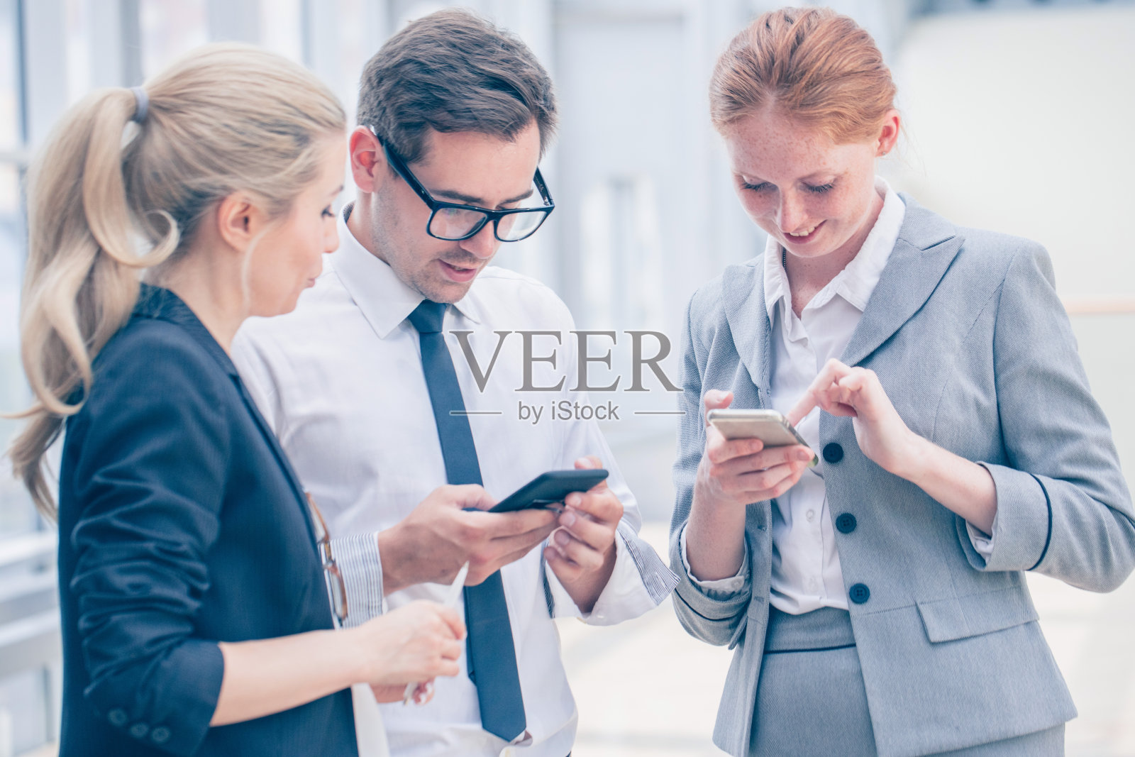 使用手机的商务人士照片摄影图片