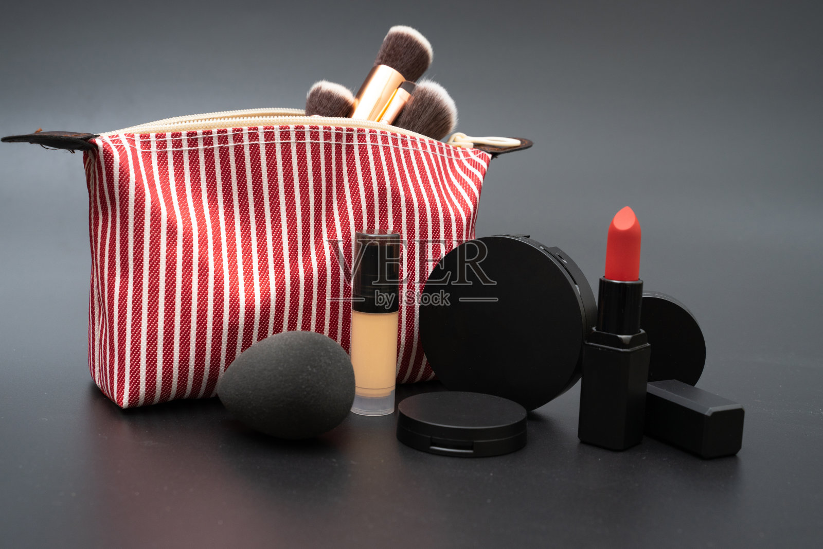 包设置装饰化妆品在黑色背景照片摄影图片