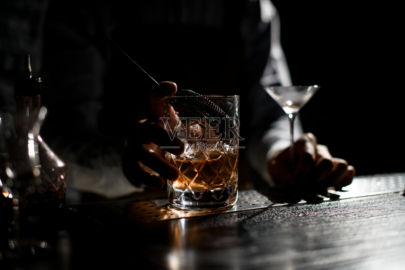 专业调酒师用量杯盛装酒精饮品照片摄影图片