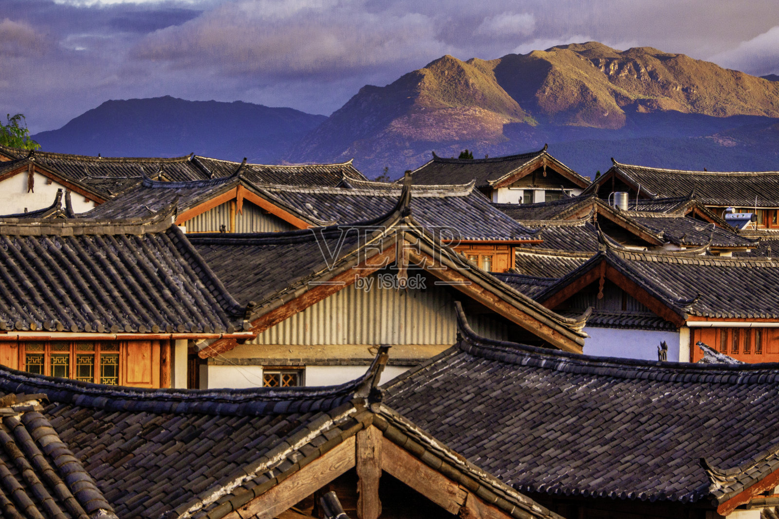 中国丽江市的屋顶照片摄影图片