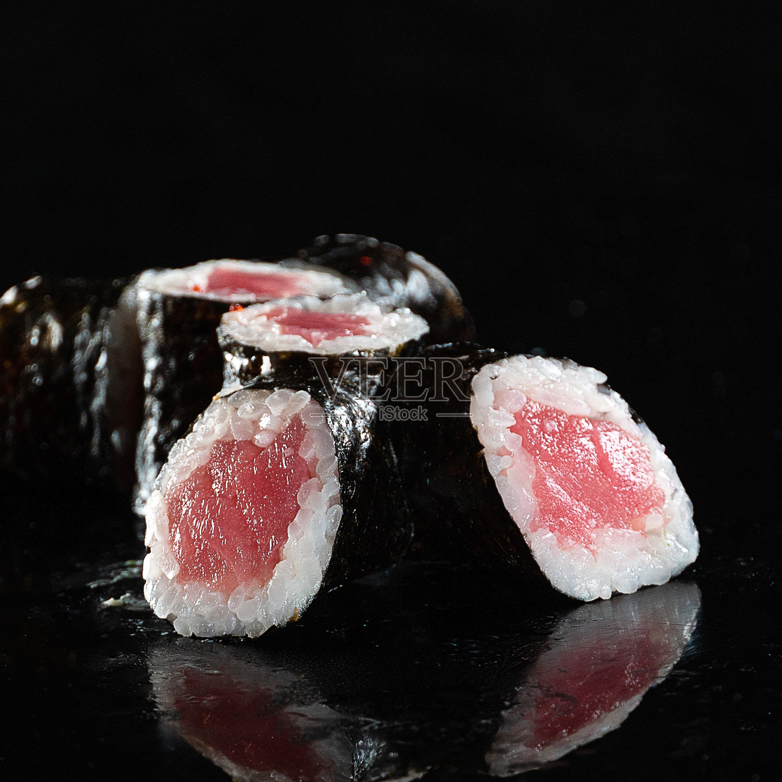 日本寿司孤立在黑色背景。镜子表面的反射。关闭了。工作室的照片。照片摄影图片