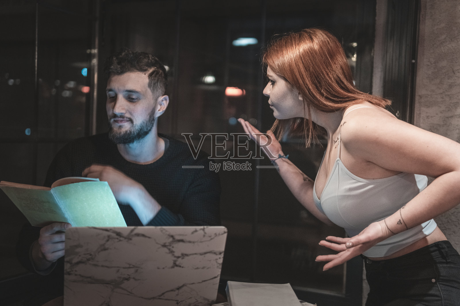 一对年轻夫妇在咖啡馆里吵架照片摄影图片