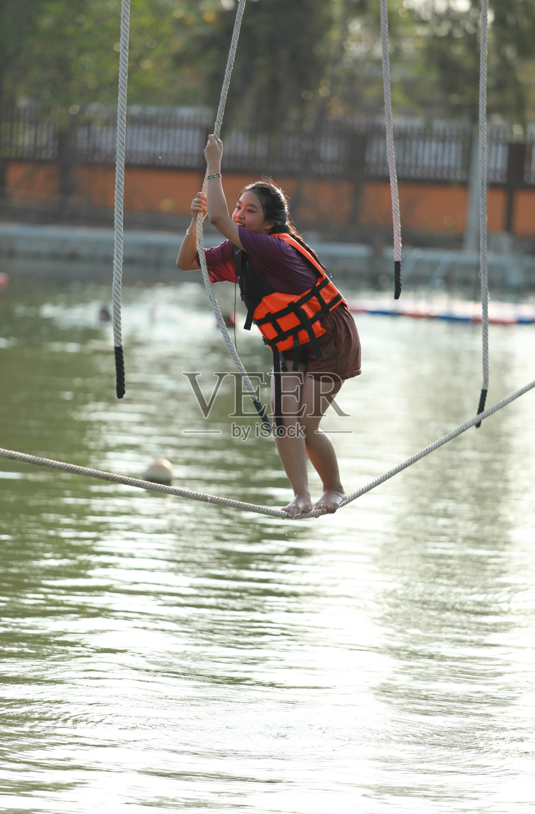 走钢丝的年轻女孩照片摄影图片