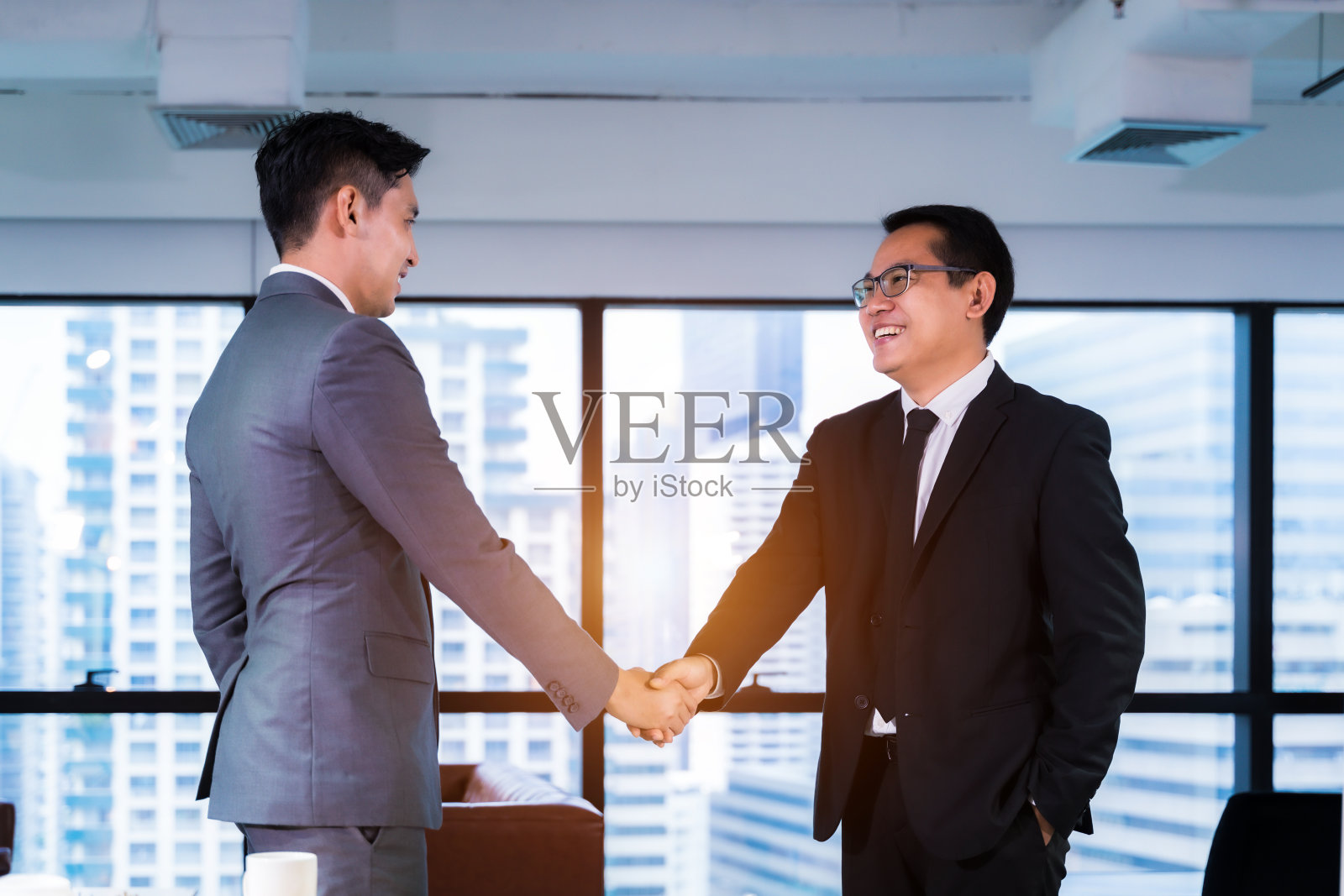 在办公室一起工作的年轻商务人士照片摄影图片