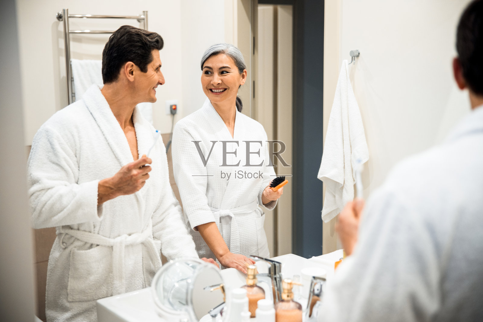 幸福成熟的男女站在浴室里照片摄影图片