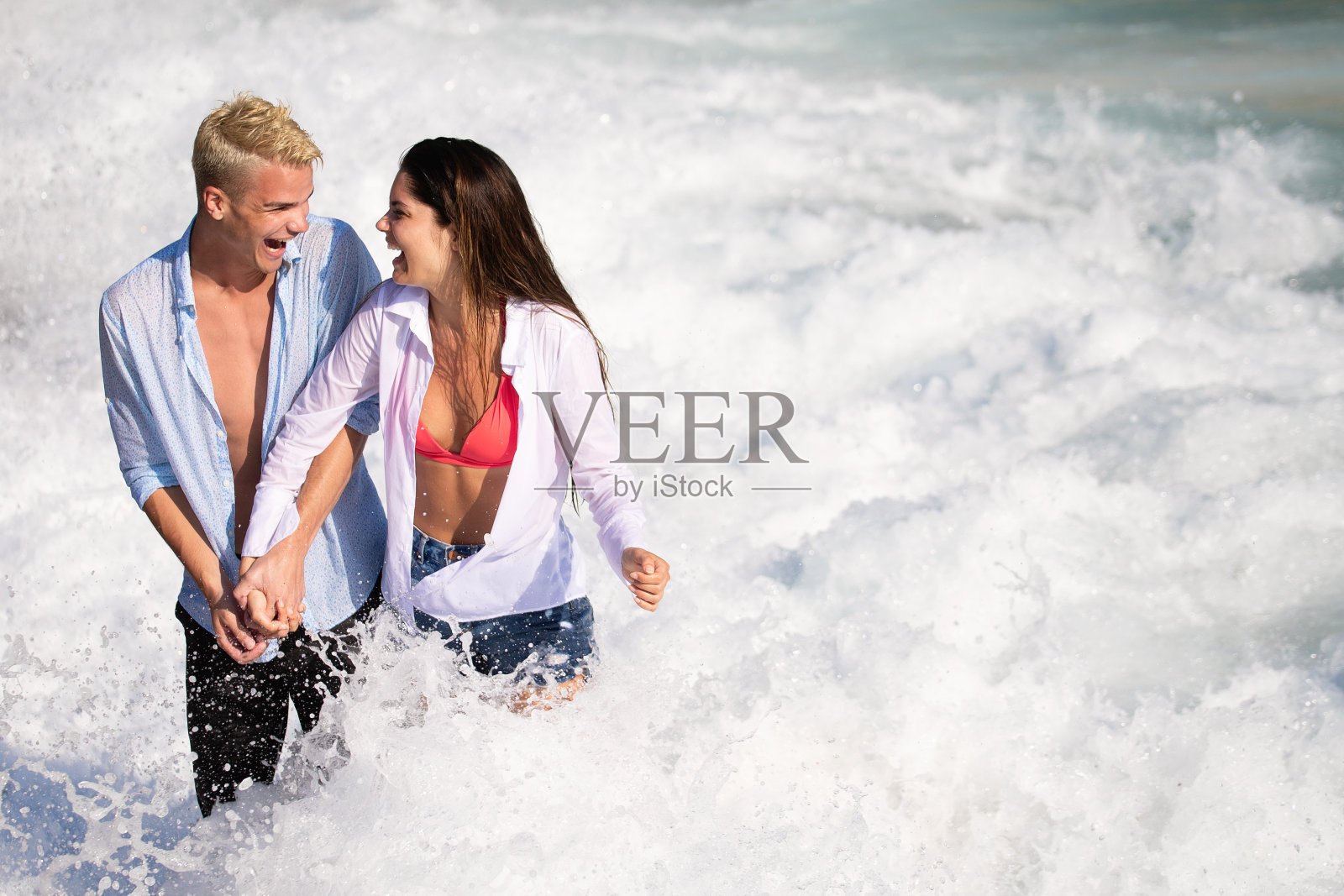 幸福的年轻夫妇有乐趣和爱在海滩上照片摄影图片