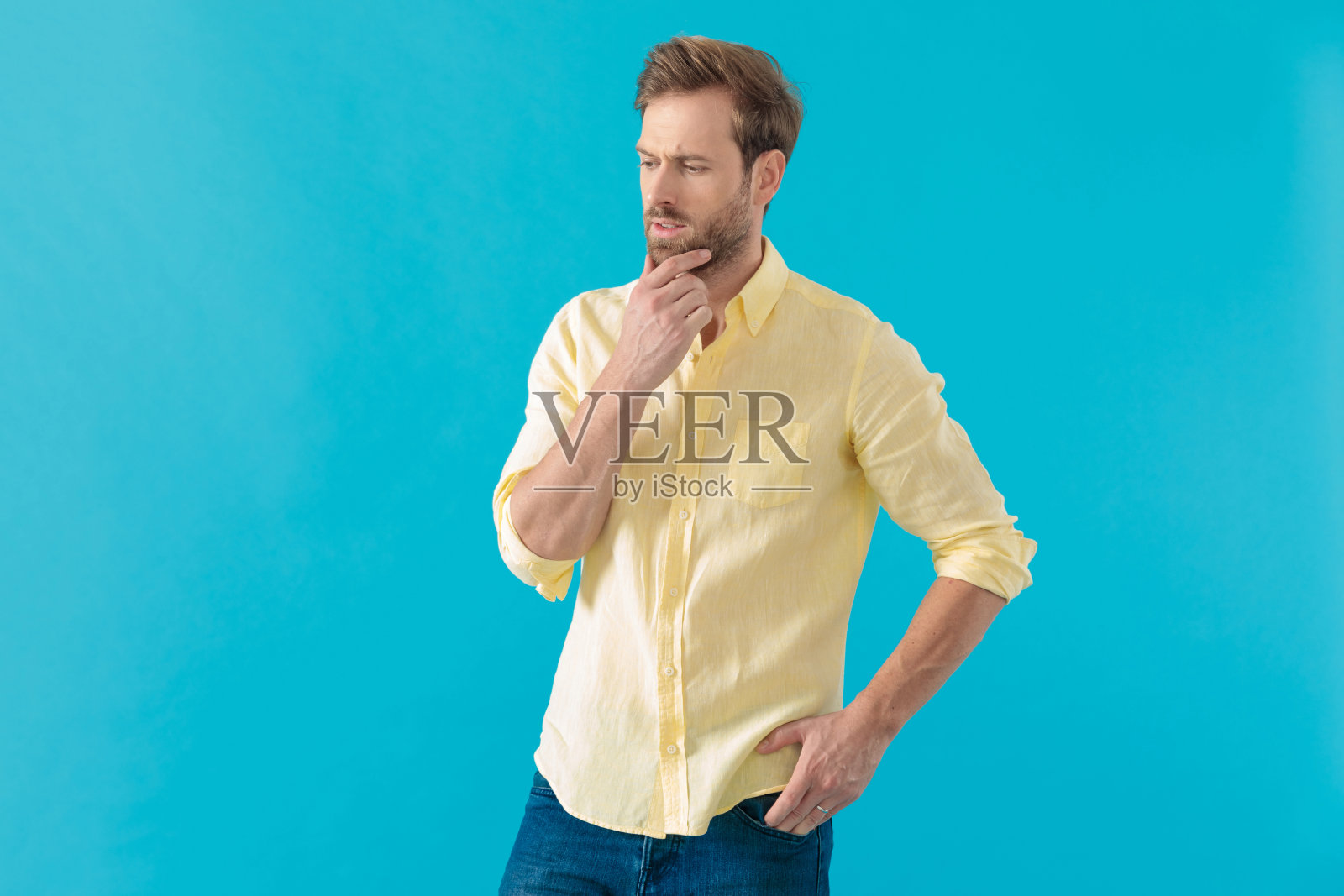 手托下巴的沉思男子照片摄影图片