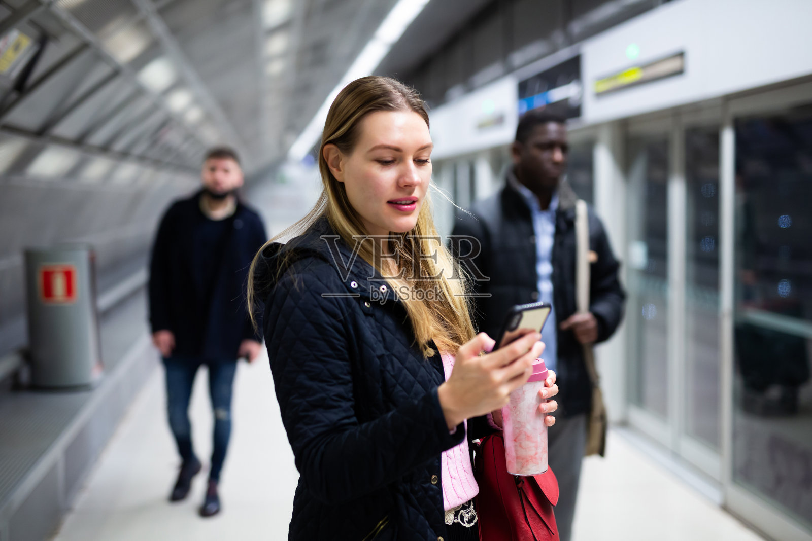 正在候车的女人照片摄影图片